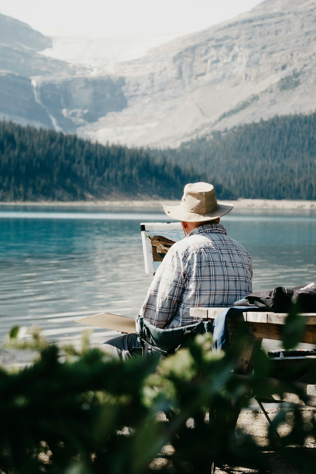 man-painting-by-a-serene-mountain-lake-zhhpndzpyio